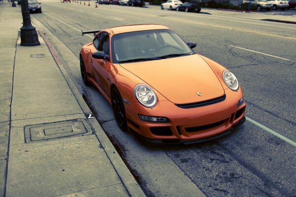 Ein am Bordstein geparkter porshe gt3 rs