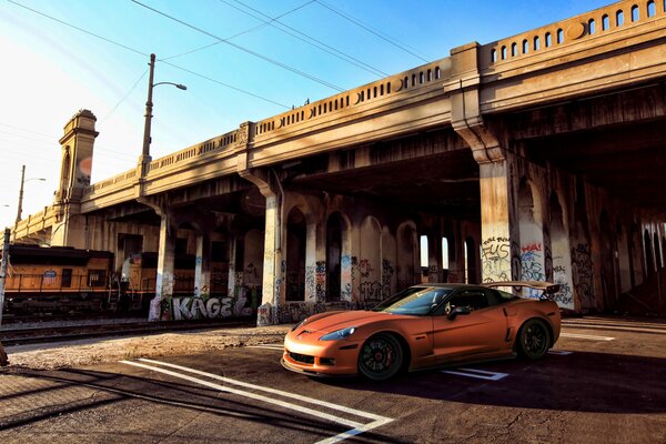 Coche naranja deportivo y graffiti