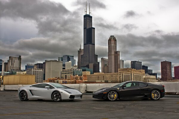 Ferrari e Lamborghini sullo sfondo della città