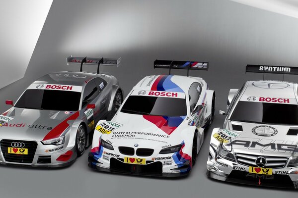 Trois voitures de course de sport Audi BMW Mercedes