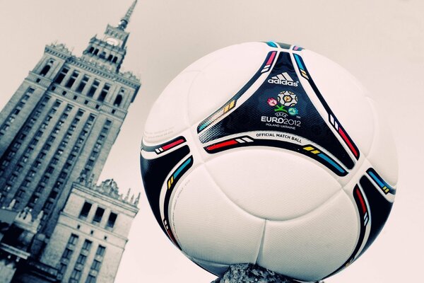 Balón de fútbol en el fondo del cielo de Moscú