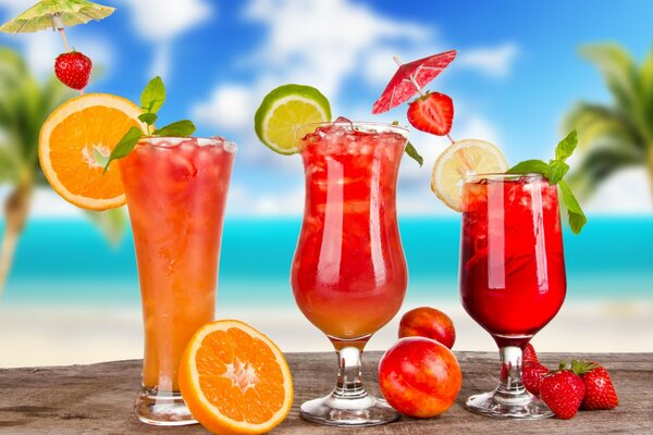 Cocktails de fruits sur la plage