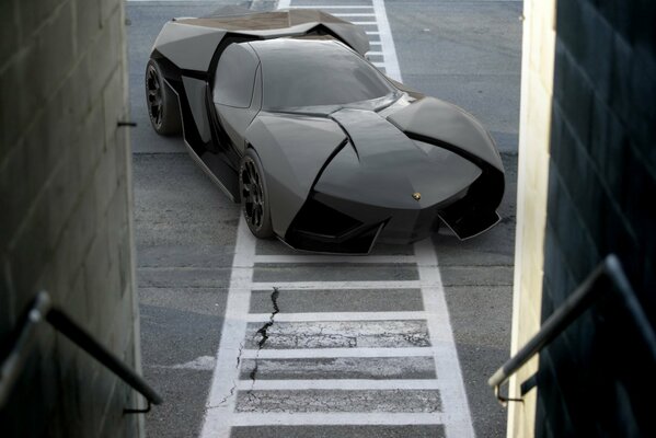 Voiture de sport de couleur noire près de l entrée