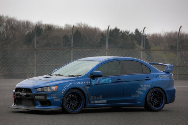 Blu Mitsubishi lancer contro il cielo