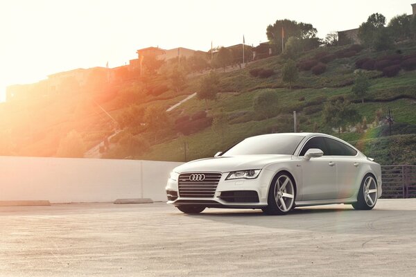 El coche de la marca AUDI en el fondo de las verdes colinas