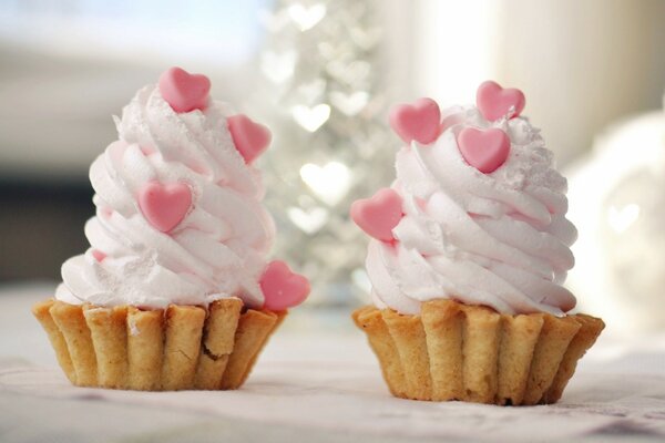 Kuchen in Körben mit rosa Herzen