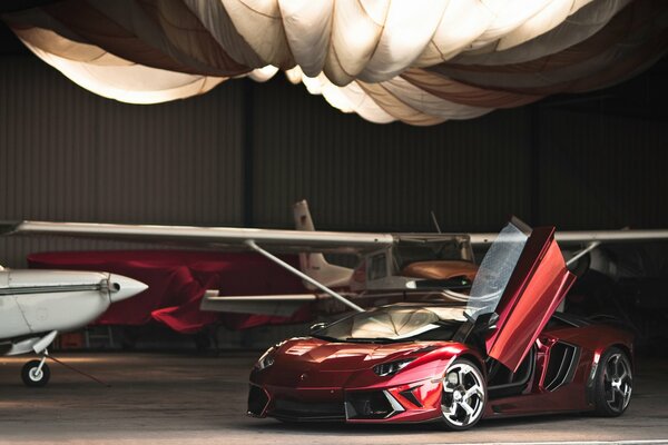 Lamborghini rojo en el fondo del avión