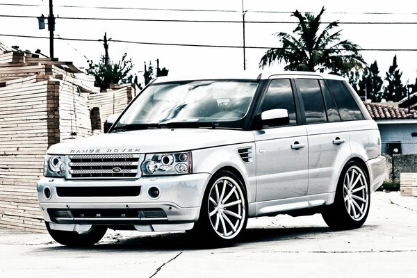 El Land rover blanco afinado se detiene