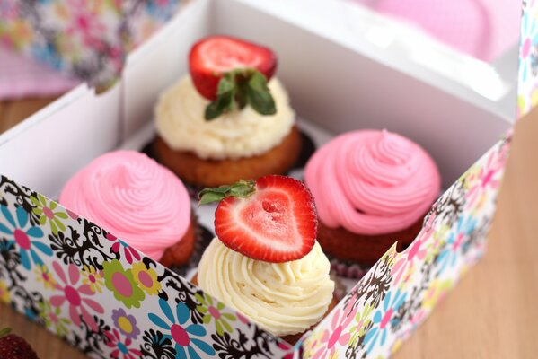 Erdbeer-Cupcakes in einer Geschenkbox