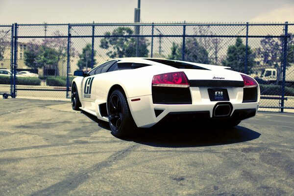 Supercar blanc dans la rue de la ville