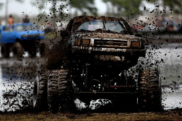 Toyota hilux im schlamm-spray