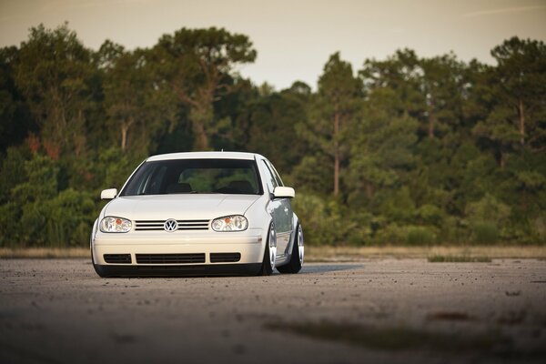 Volkswagen golf GTI blanco cerca del bosque