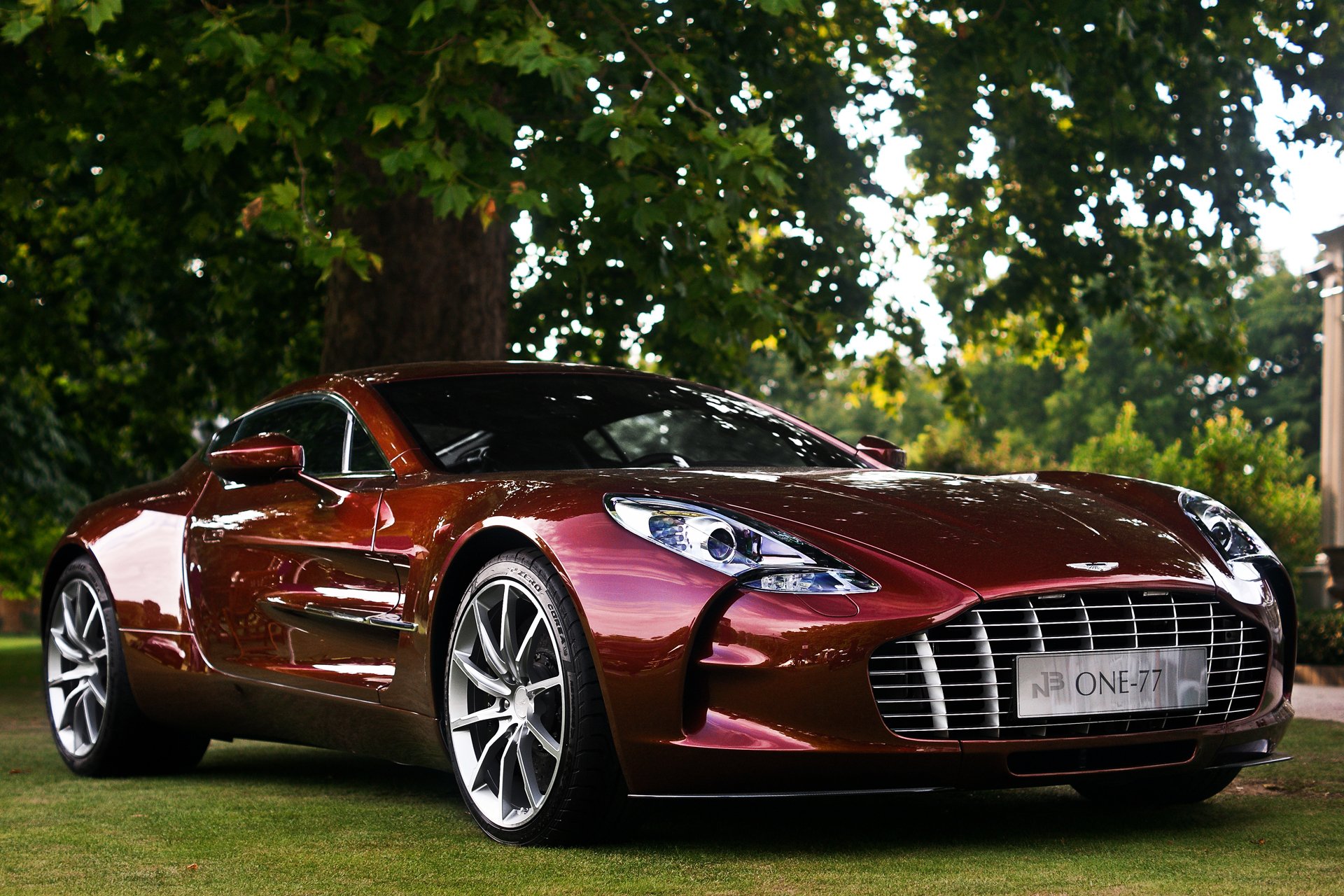 aston martin one-77 aston martin angleterre chêne bois pelouse