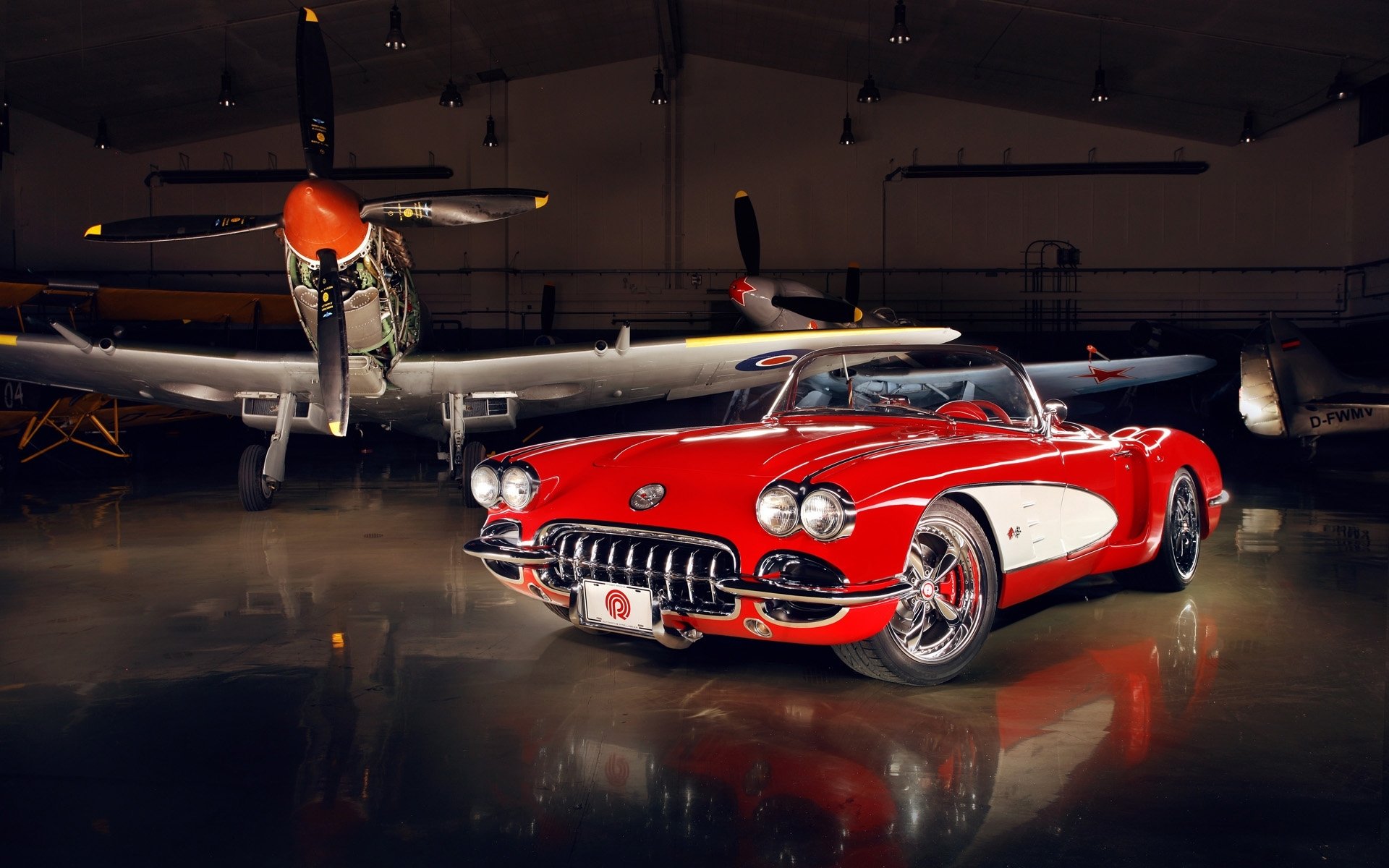 chevrolet corvette c1 1959 sur mesure pogea racing chevrolet personnalisé classique tuning rouge jantes avant hangar pénombre