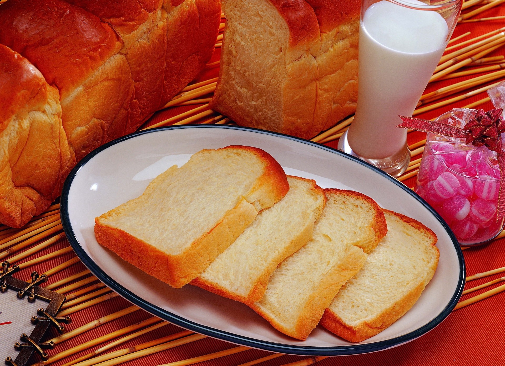 milch brot glas süßigkeiten