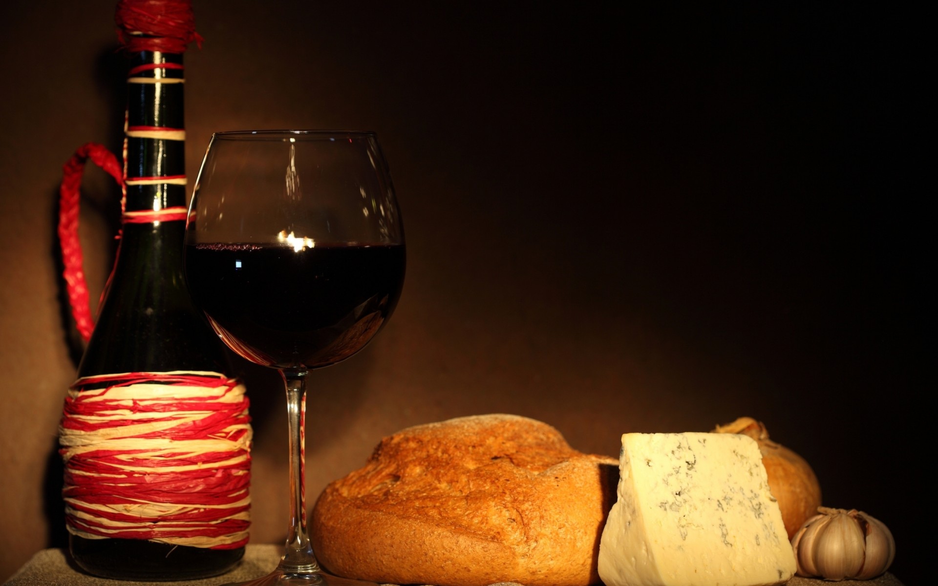 oignon pain rouge vin verre ail bouteille fromage