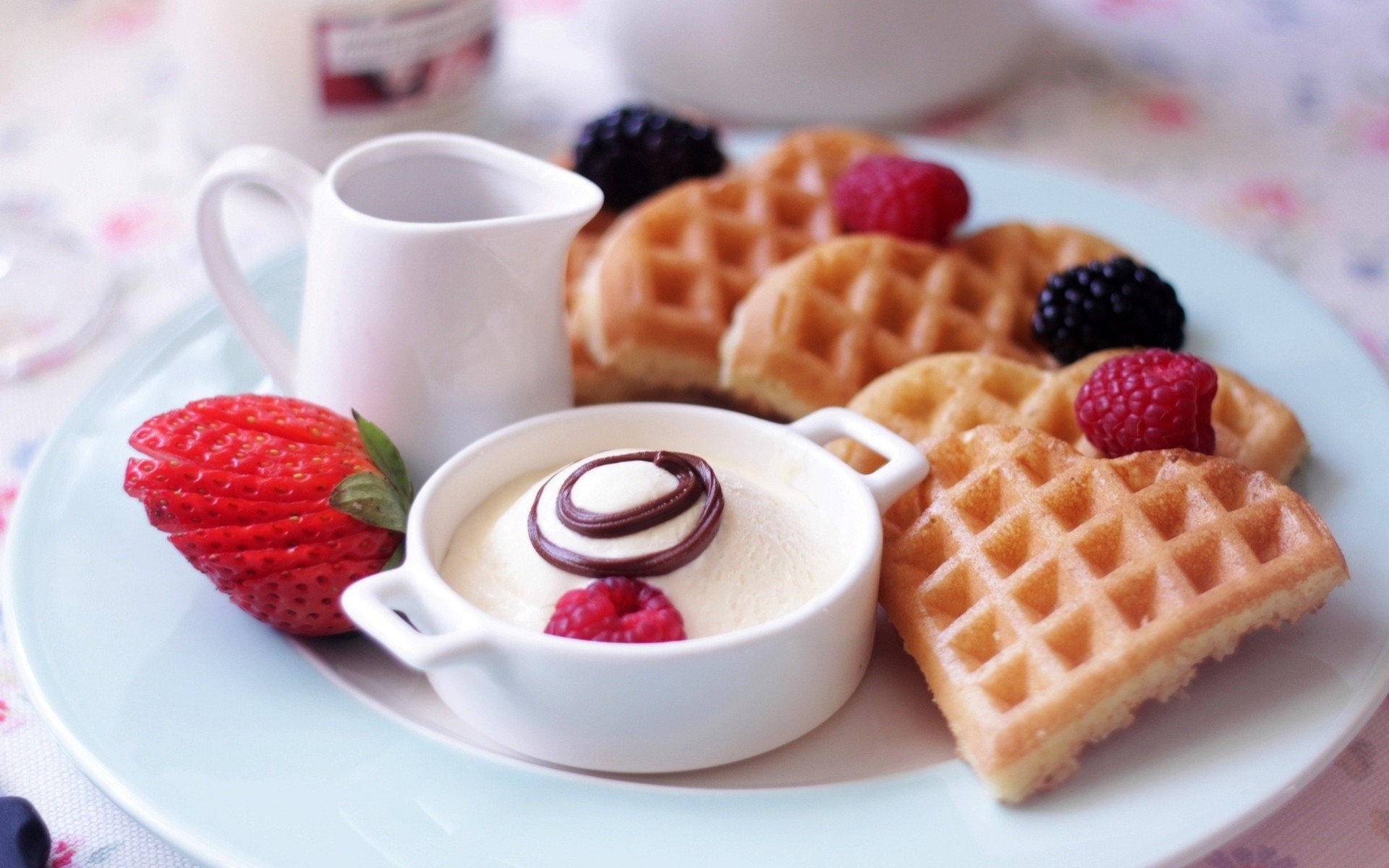 petit déjeuner fraises framboises baies repas dessert gaufres