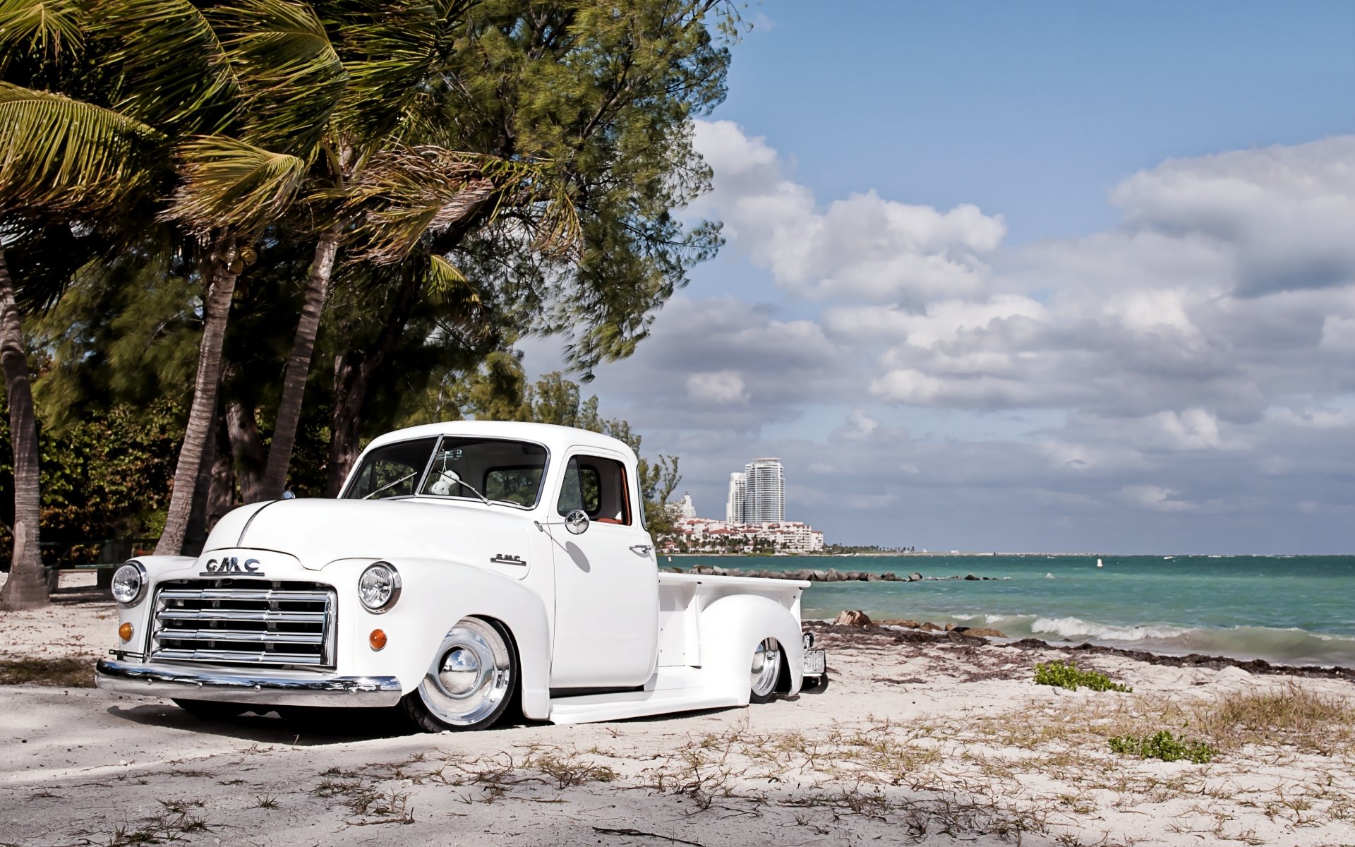 gmc ramassage c152 1941 hms ramassage rétro tuning lowrider lowrider avant blanc côte plage palmiers ciel nuages