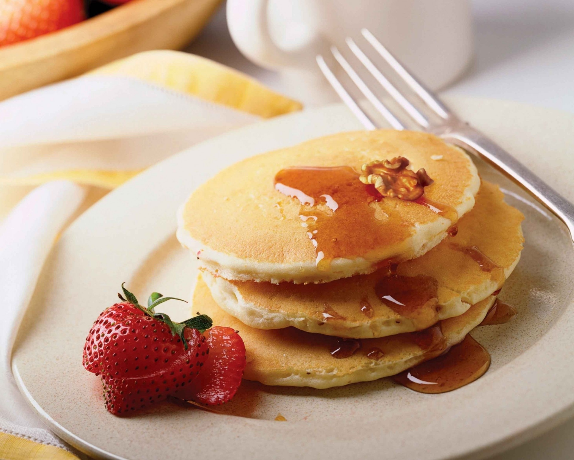 desayuno panqueques nuez fresa salsa