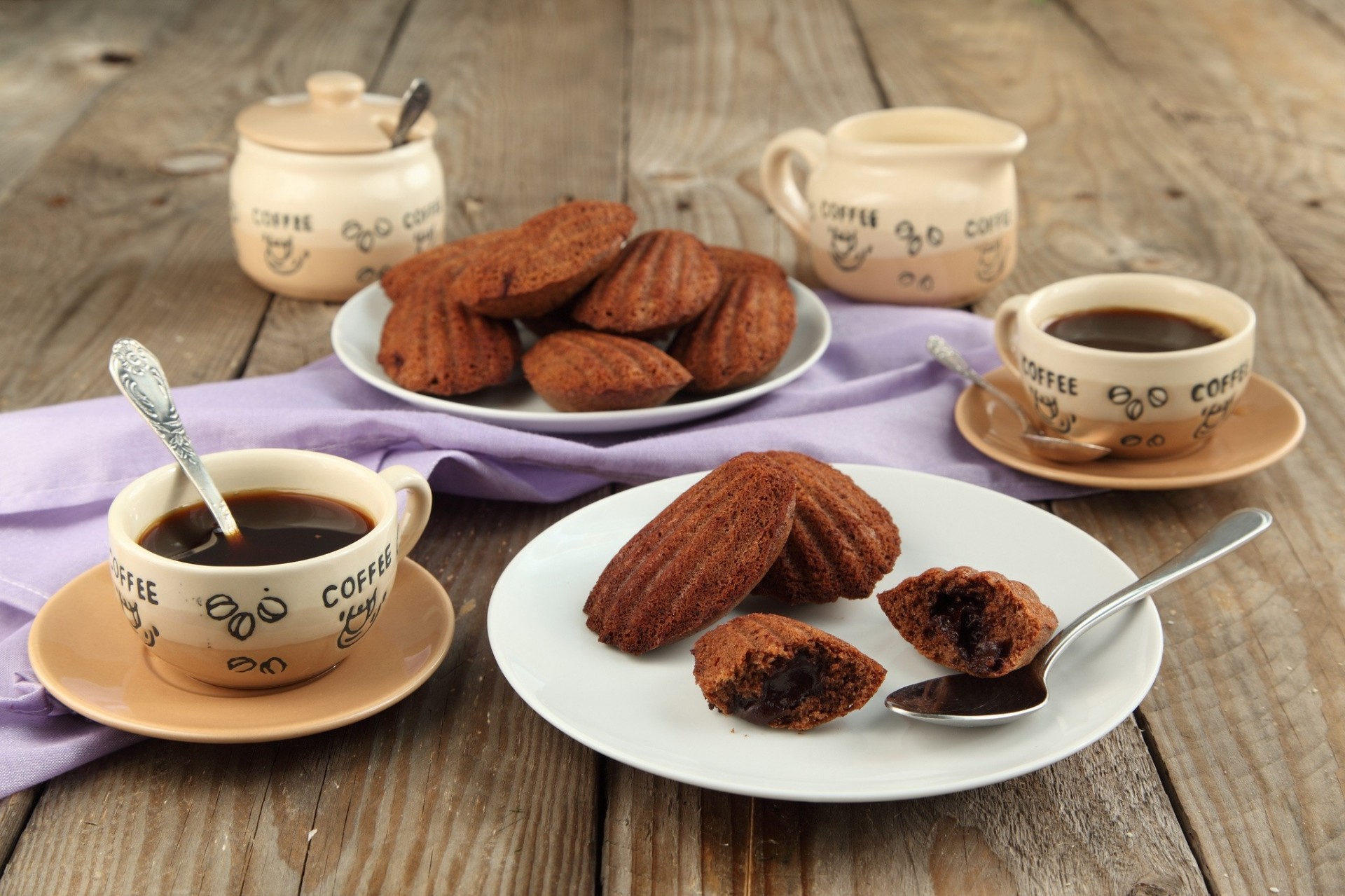 café tasses madeleine cuillères biscuits