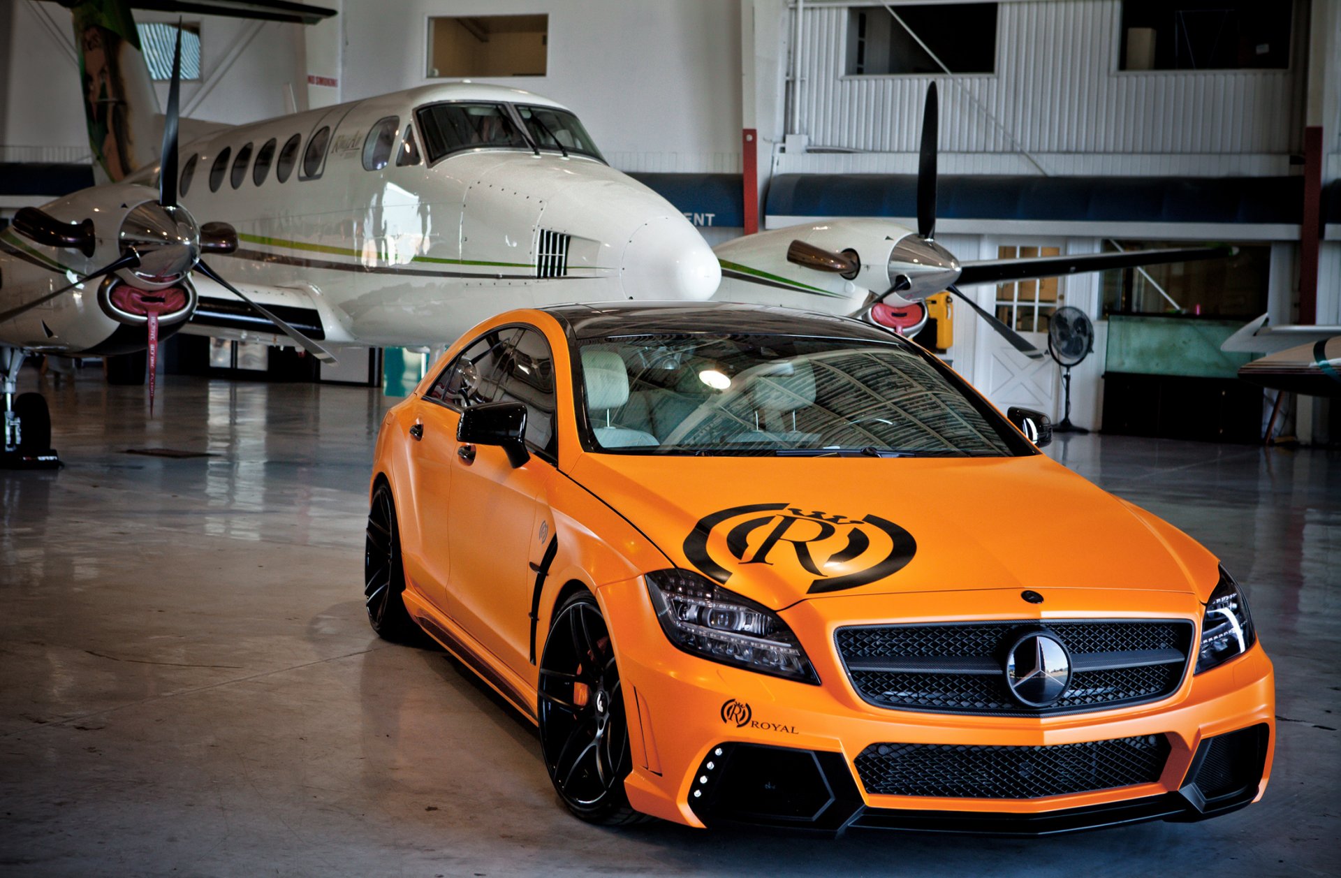 mercedes auto voiture tuning avion orange mercedes-benz cls royal hangar