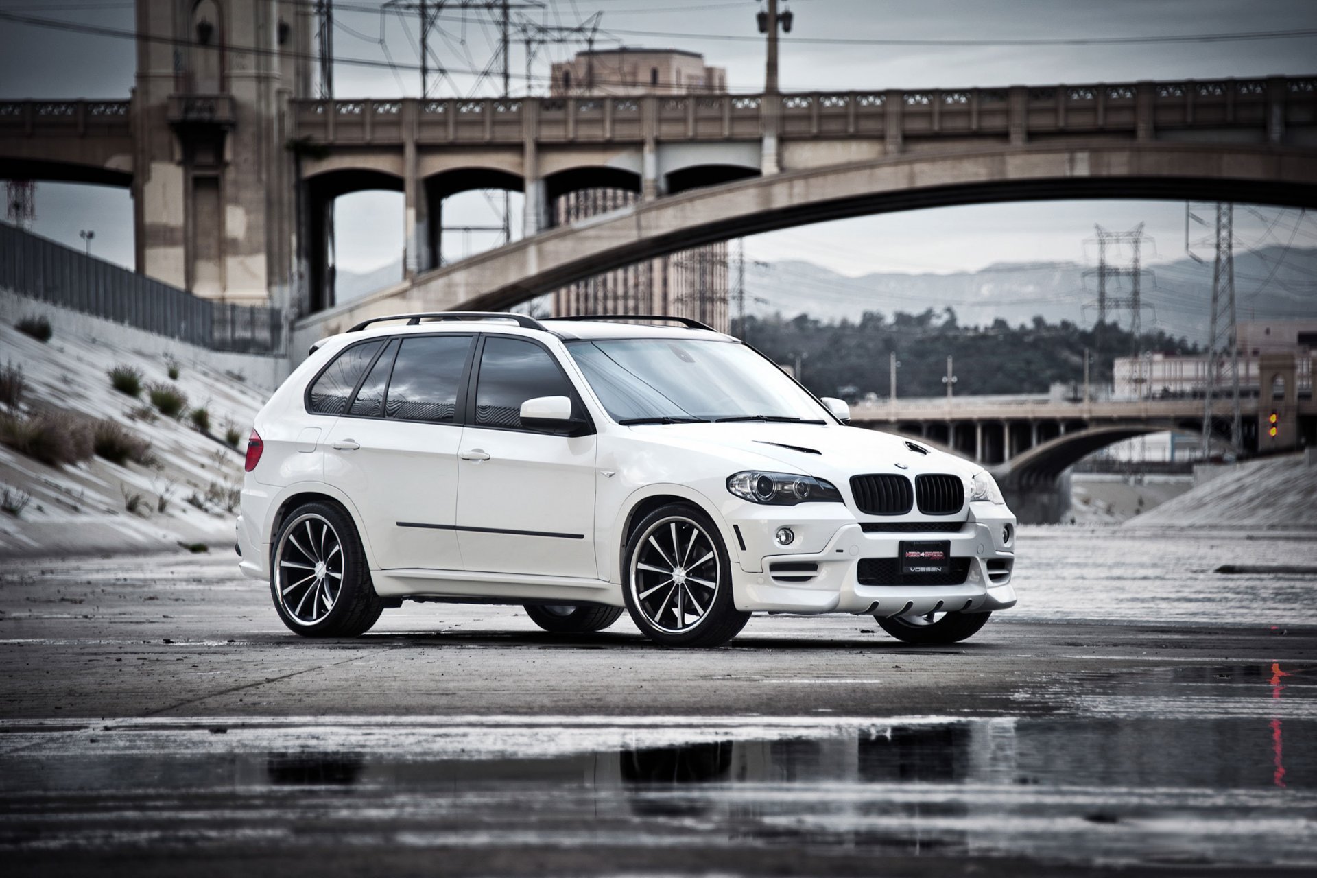 bmw x5 blanco bmw crossover frente puente charco reflexión