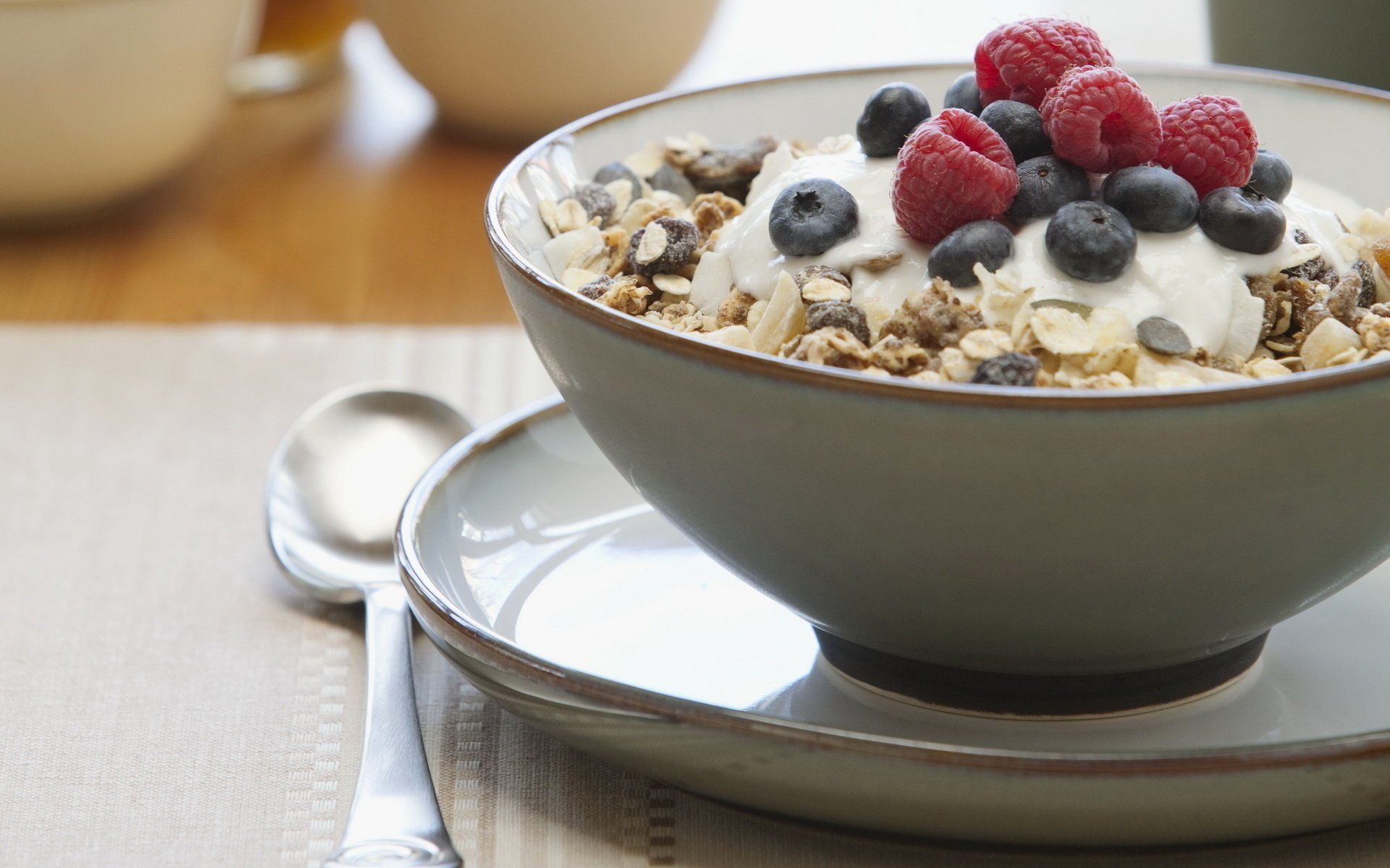 muesli framboise raisins secs repas petit déjeuner doux bleuets