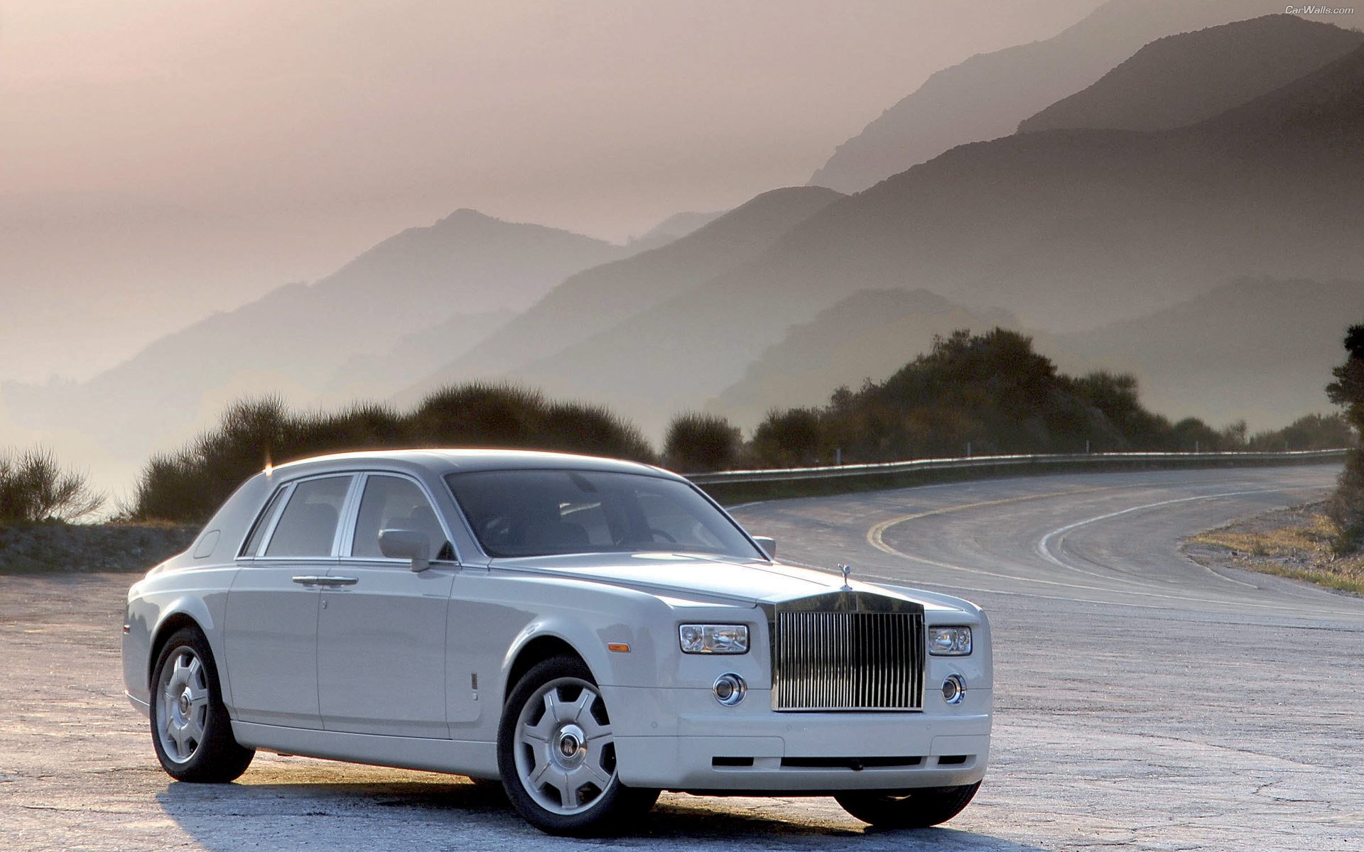 rolls royce phantom bianco strada montagne sole natura