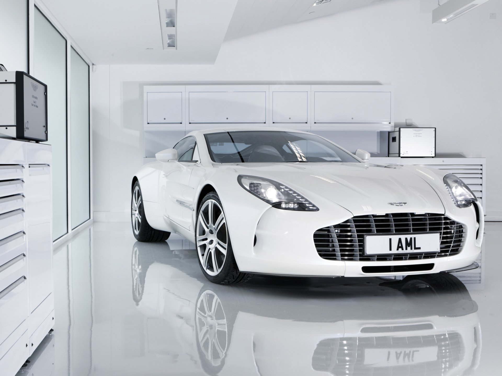 aston martin one-77 weiß aston martin boxen reflexion