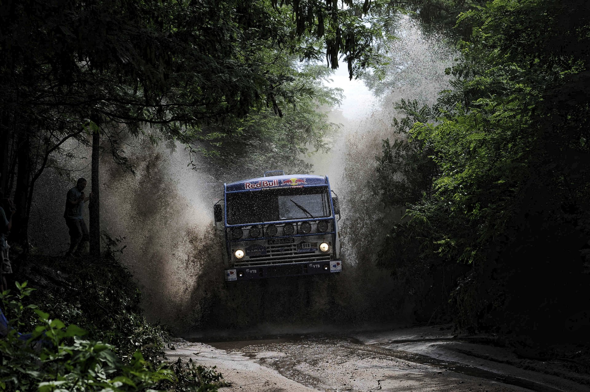 kamaz rally parigi-dakar camion kamaz-master verde alberi spruzzi acqua pozzanghera