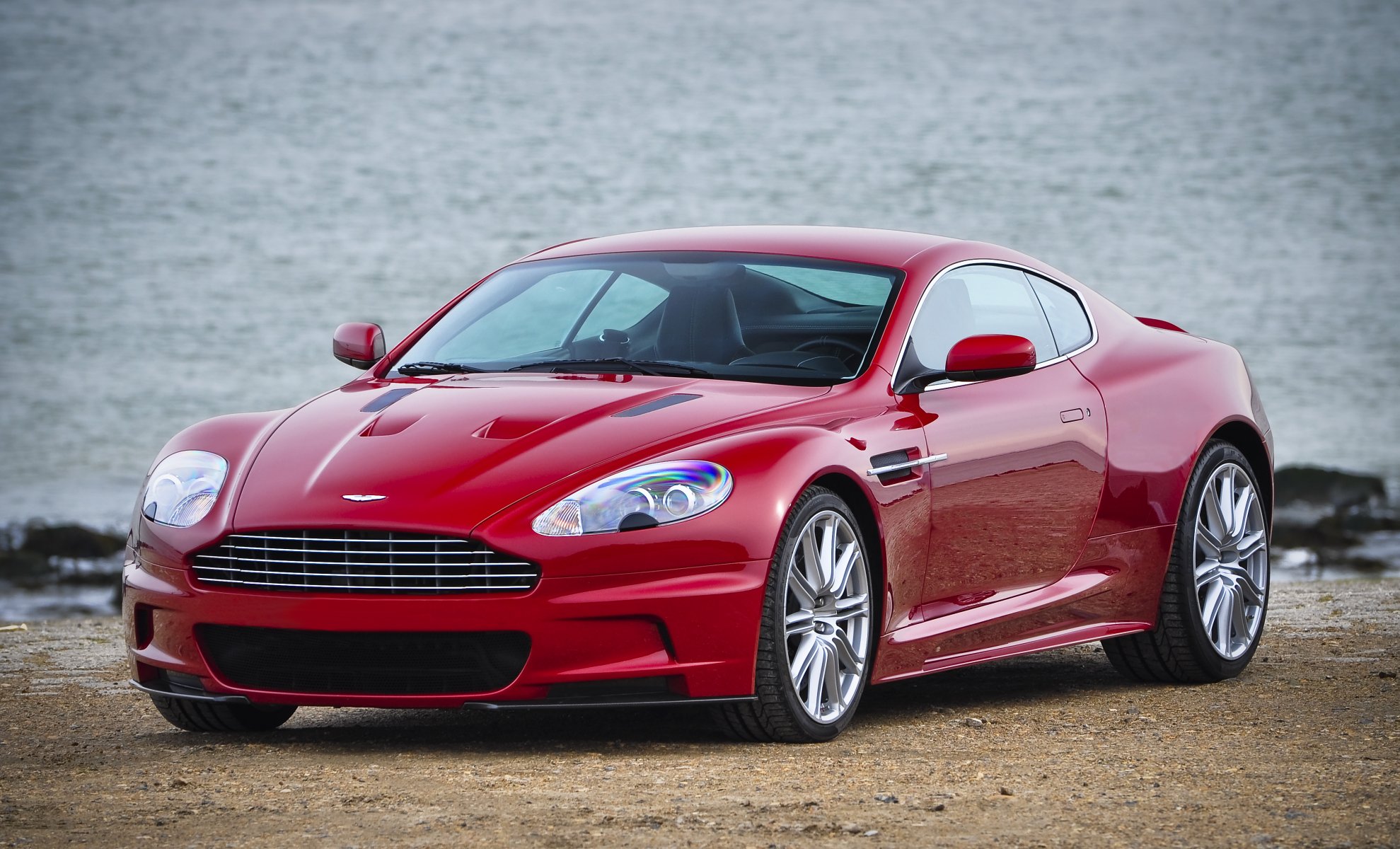 aston martin dbs rojo