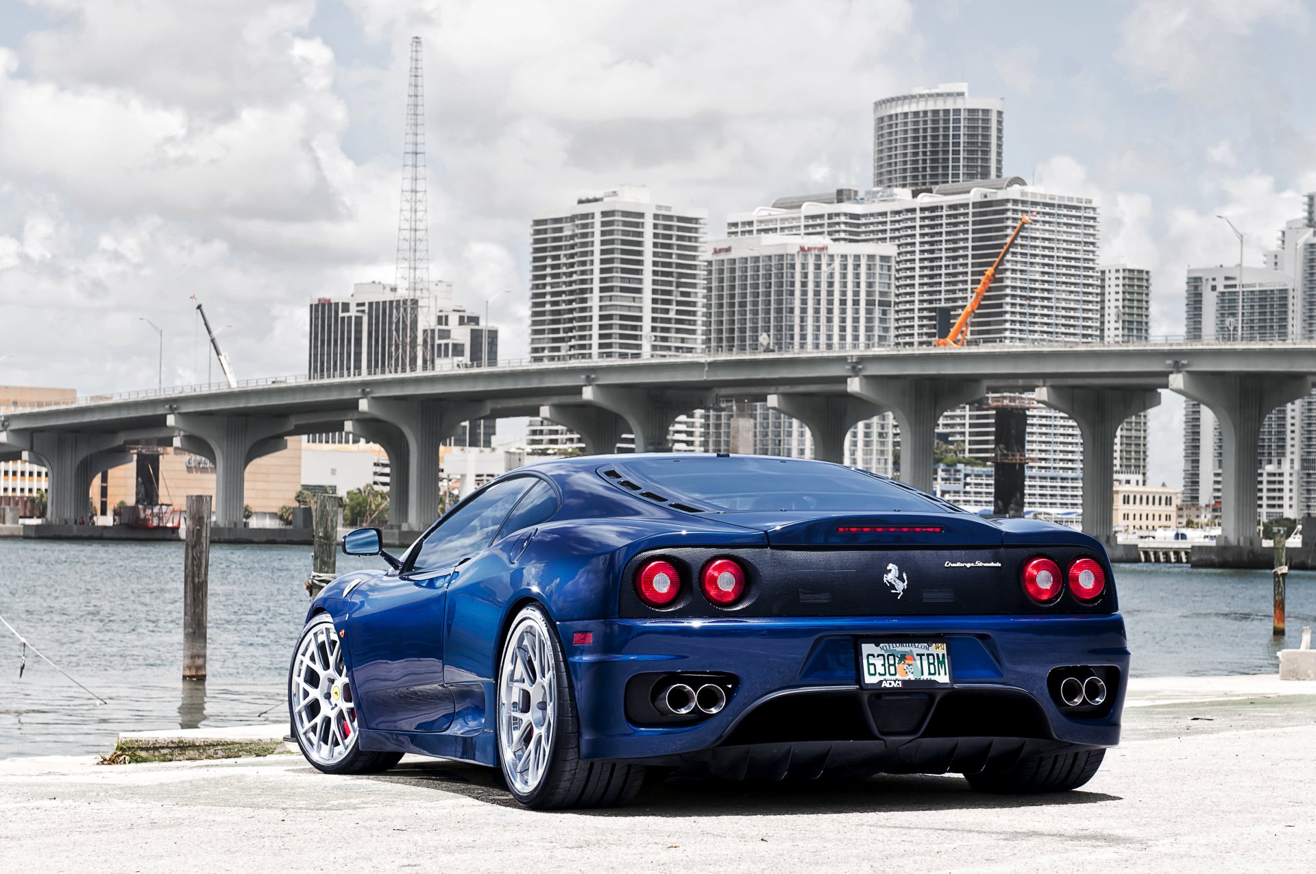 ferrari modena blau ferrari brücke stadt