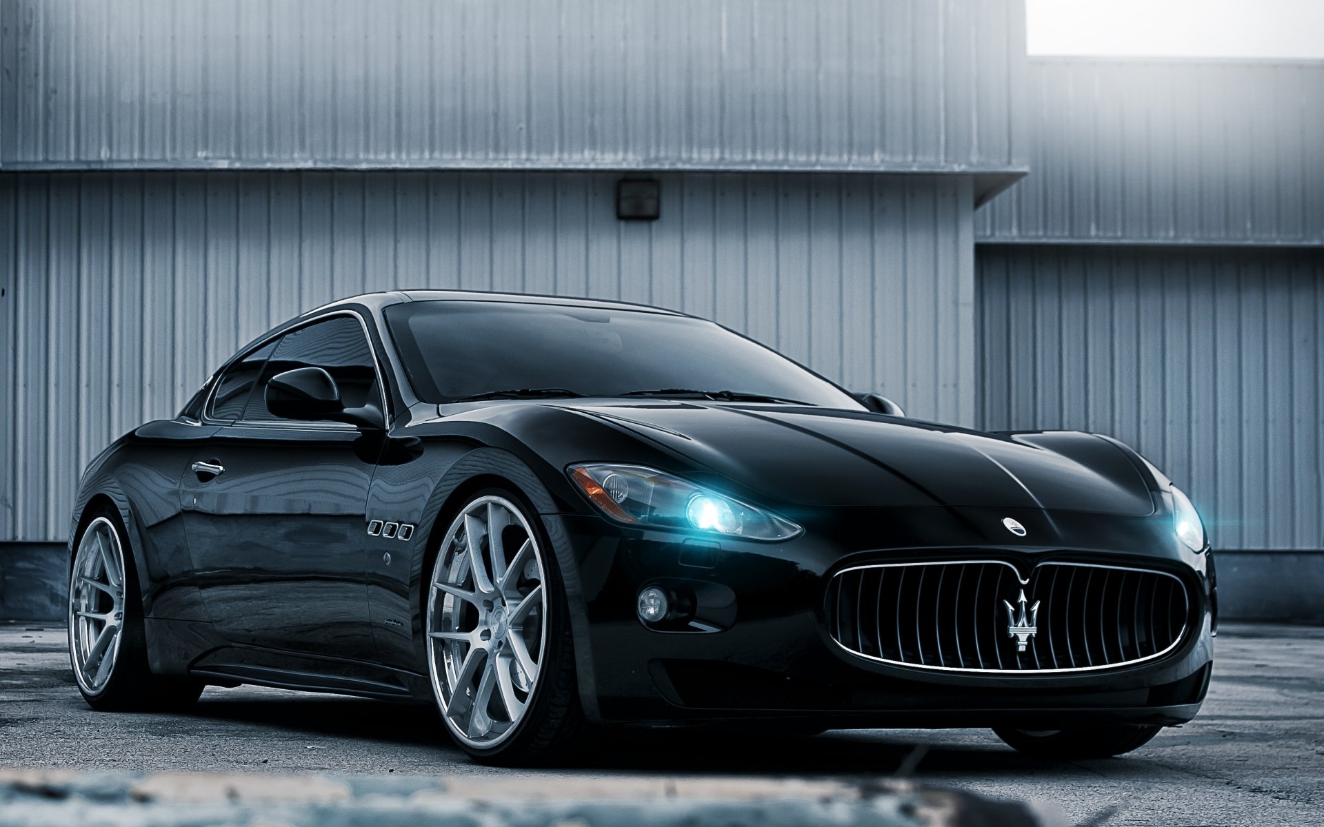 maserati gran turismo maserati gran turismo przód samochód sportowy tuning felgi budynek