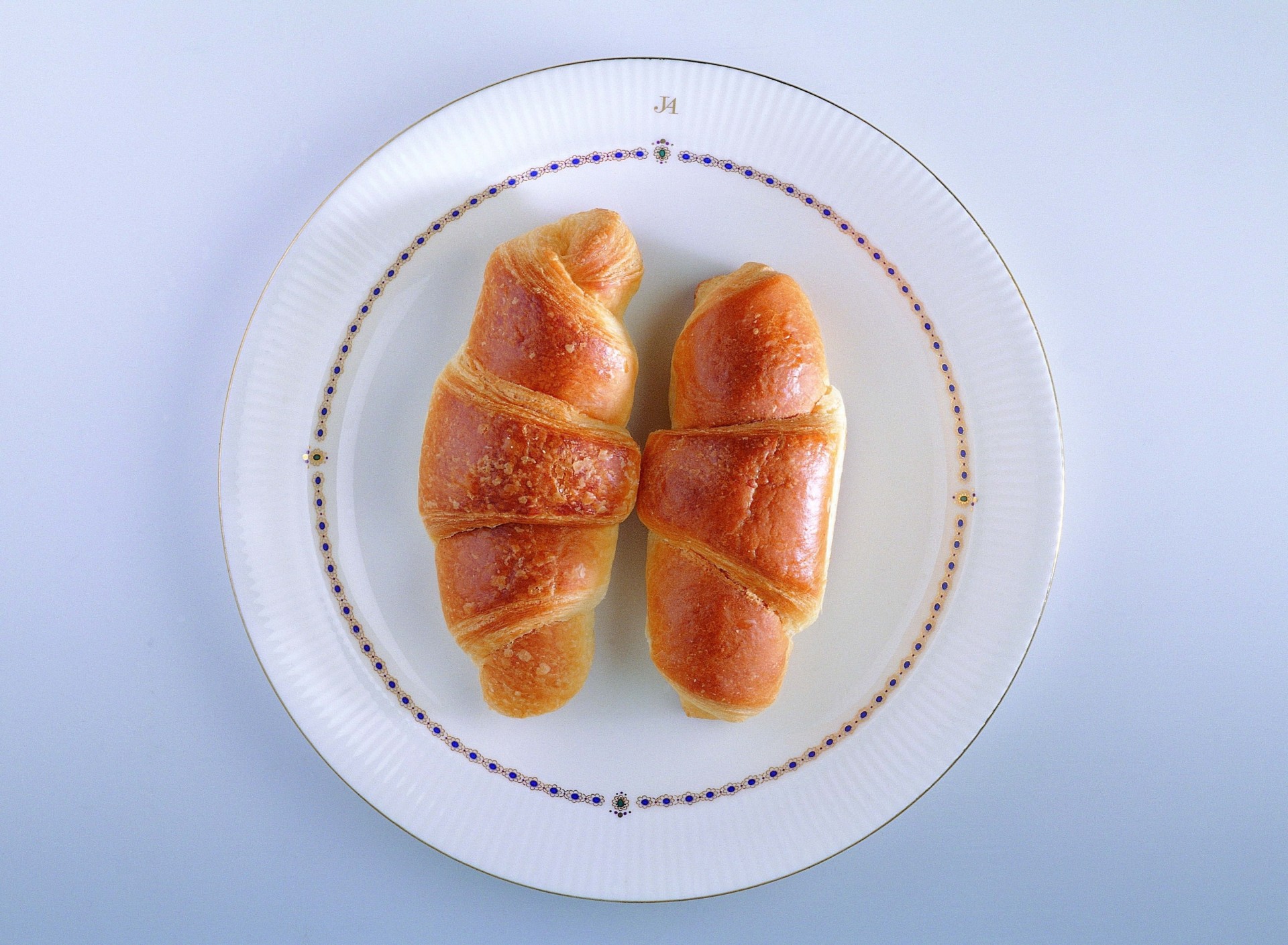 blauer hintergrund croissant schild