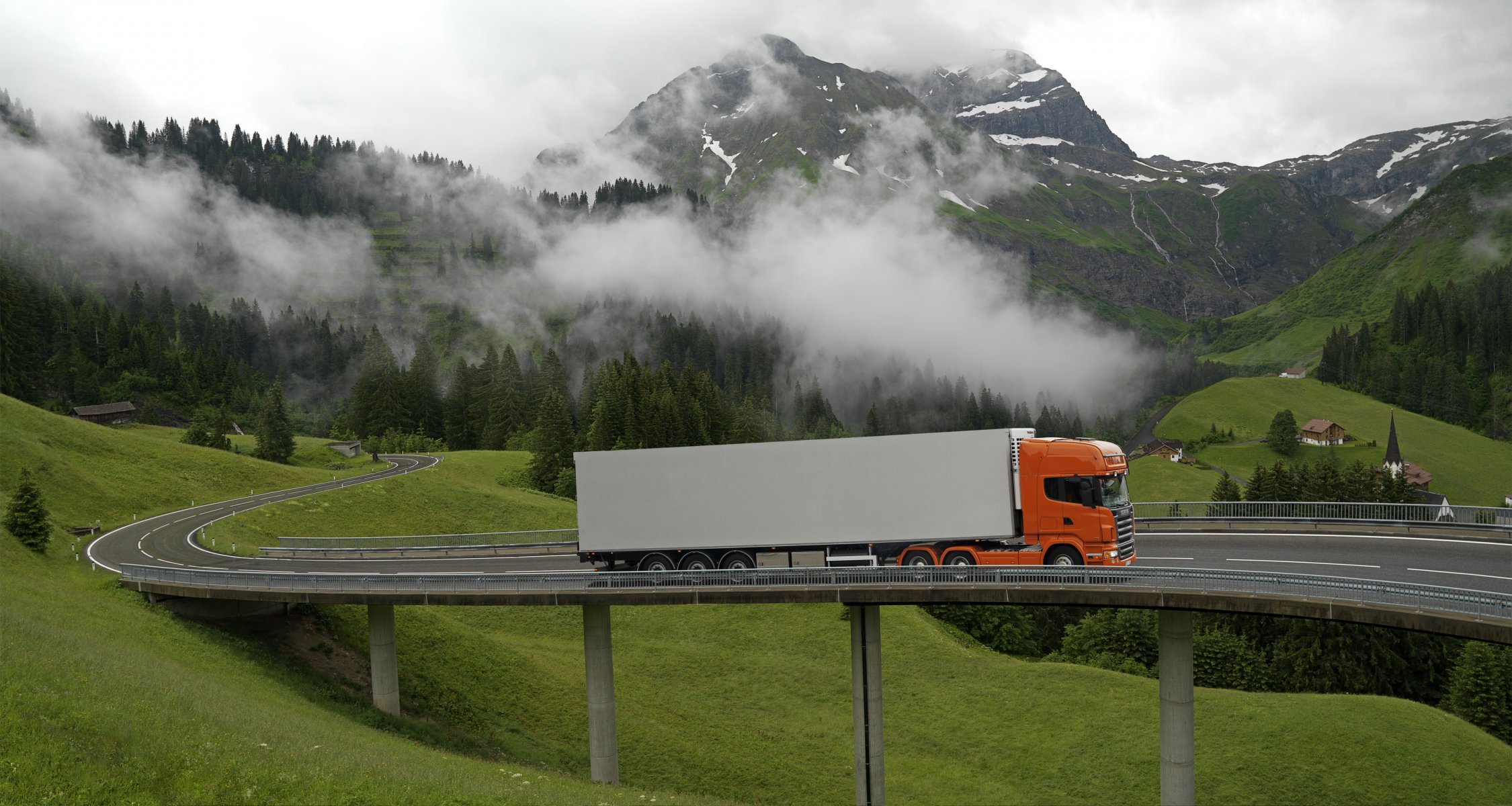 cania r500 słynna ciężarówka scania pomarańczowy ciągnik naczepa refreżer most natura góry trawa chmury