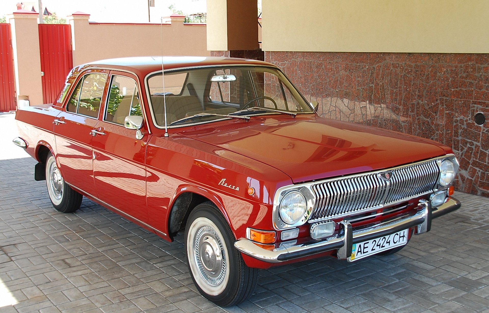 auto volga rosso