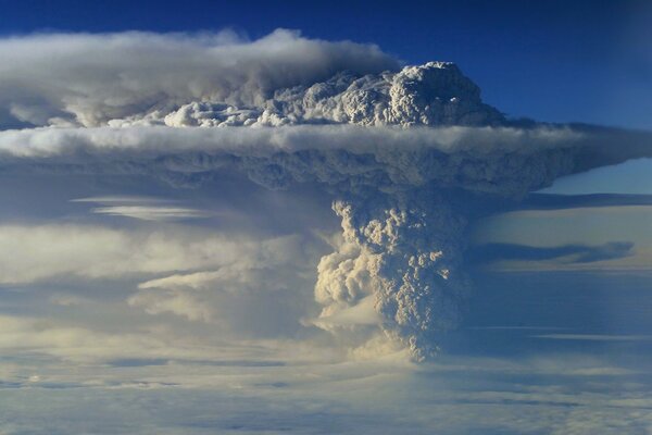 Cenere e fumo dal vulcano Cileno