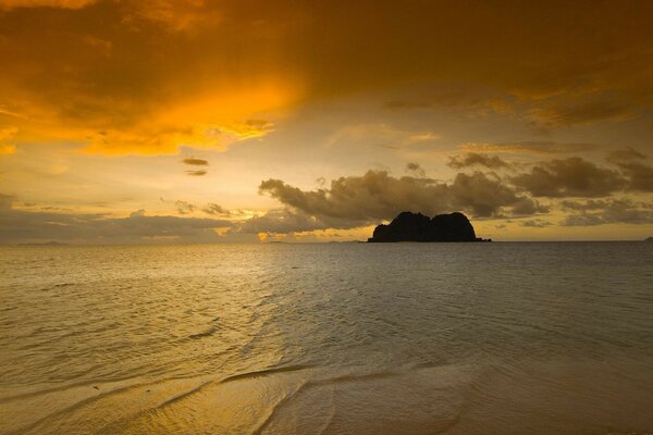 Schöne Klippen am Meer und Sonnenaufgang