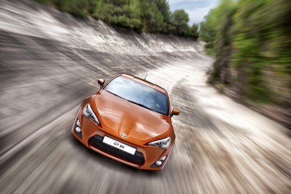 Voiture de course sur la piste de sport