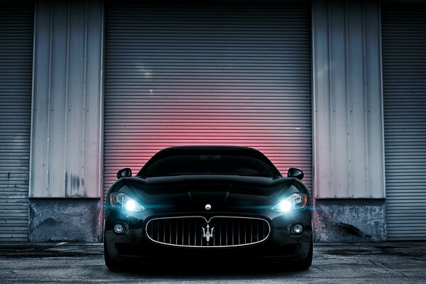 Maserati nero. Luce dai fari gialli