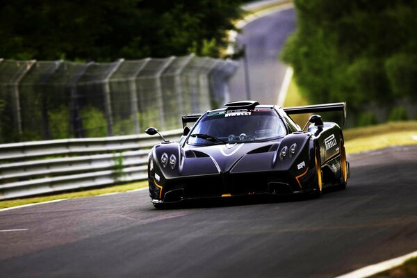 El coche de carreras de Pagani conduce por la pista