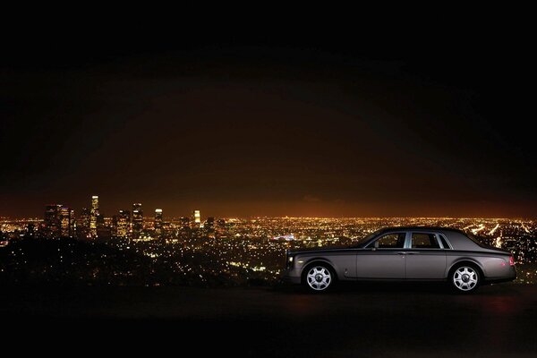 Rolls Royce avec le paysage de la ville de nuit