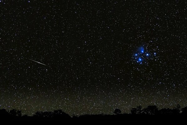 Meteor na nocnym gwiaździstym niebie