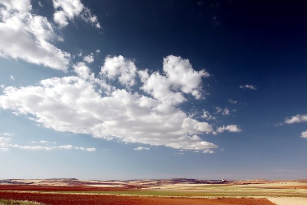 Soffici nuvole sullo sfondo di una pianura deserta