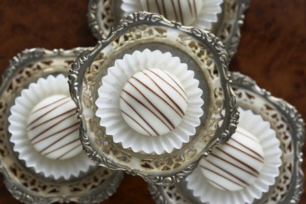 Gâteau sur la table dans la vaisselle en argent