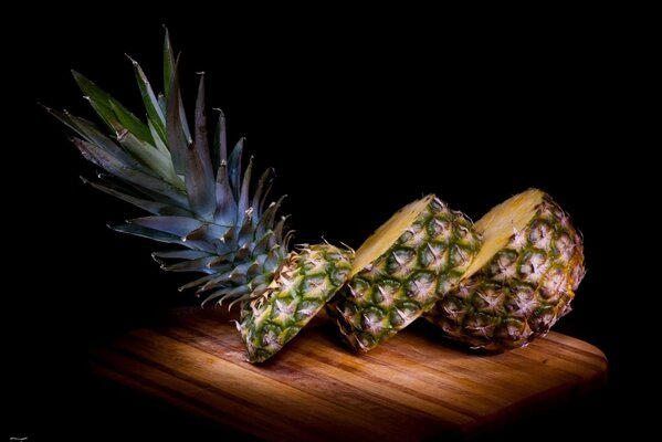 Ananas succoso su tavola di legno