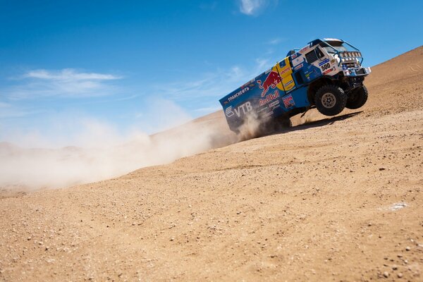 Camion dans le désert au rallye Paris-Dakar