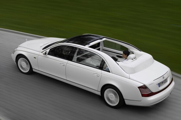 Maybach abierto en la carretera