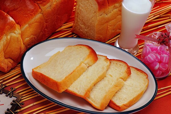 Pane delizioso, bianco e morbido con caramelle per colazione