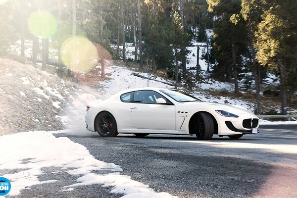 Maserati granturismo supercar blanc